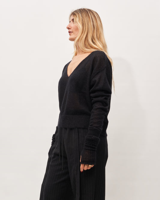 Isabel Benenato maglia nera con manicotti