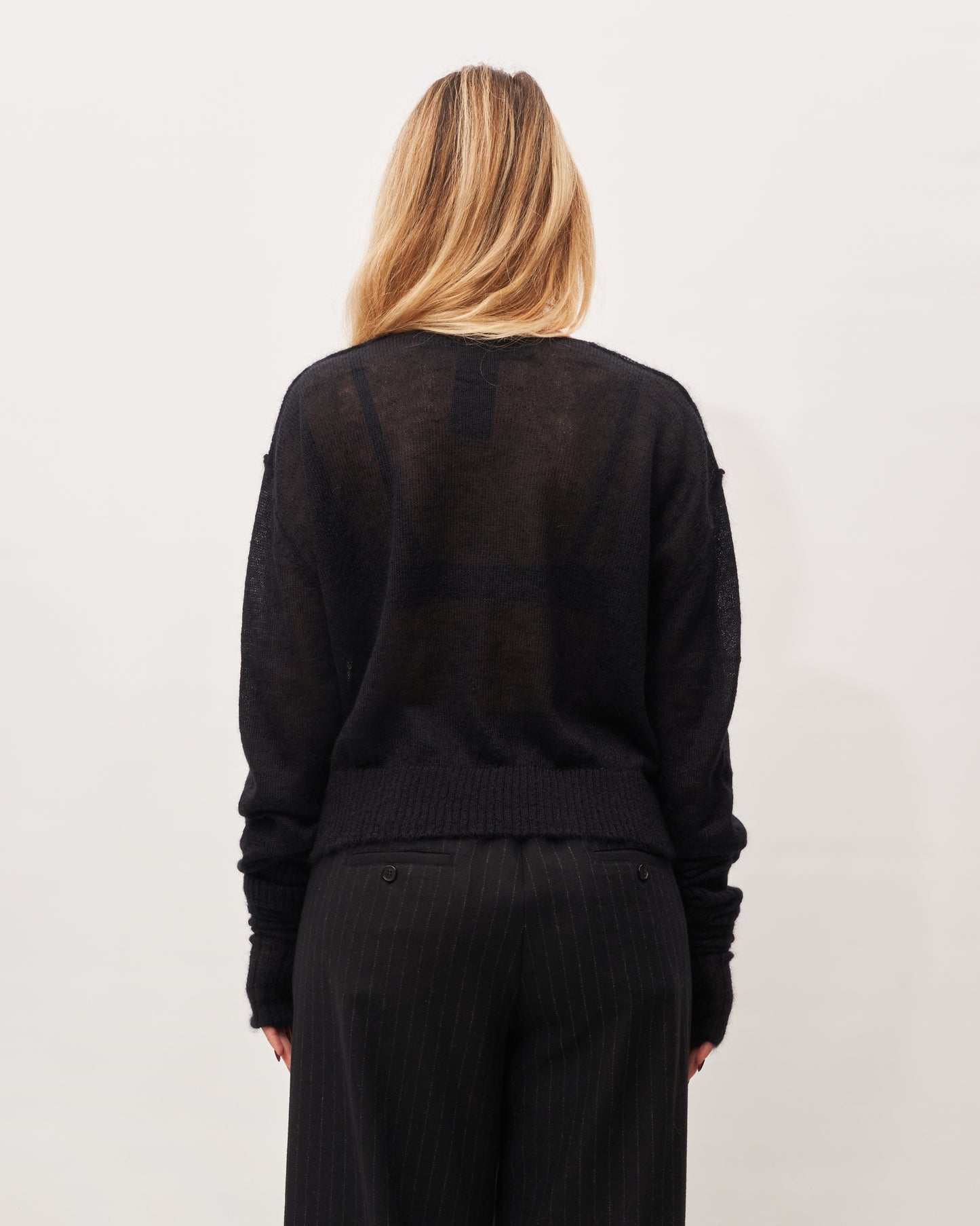 Isabel Benenato maglia nera con manicotti