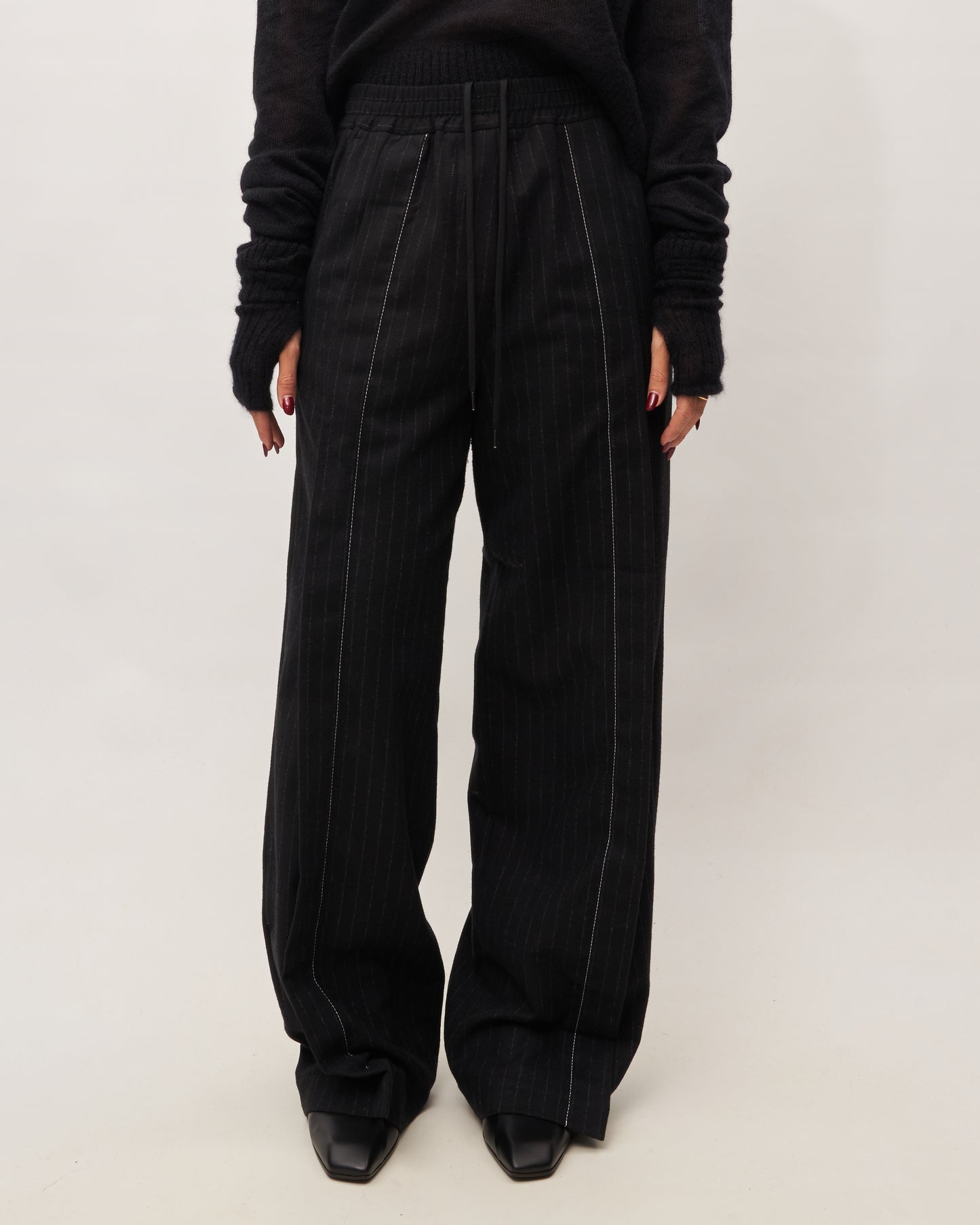 Isabel Benenato pantalone nero over gessato