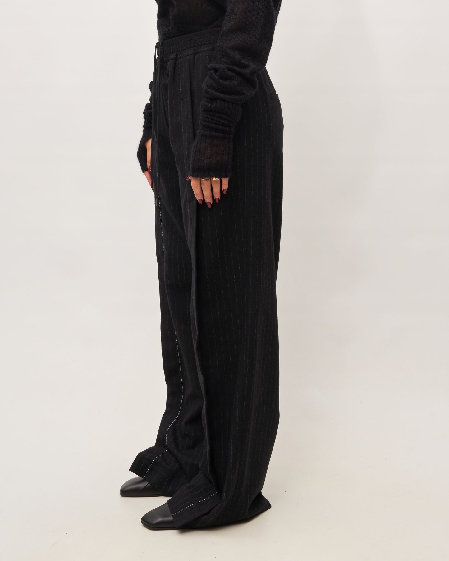 Isabel Benenato pantalone nero over gessato
