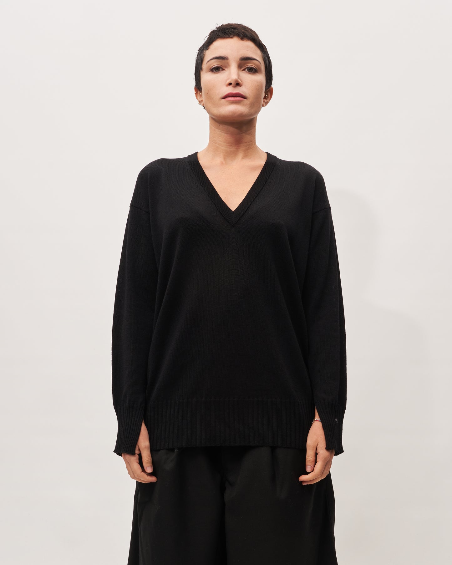 Roberto Collina maglia nera merinos V neck