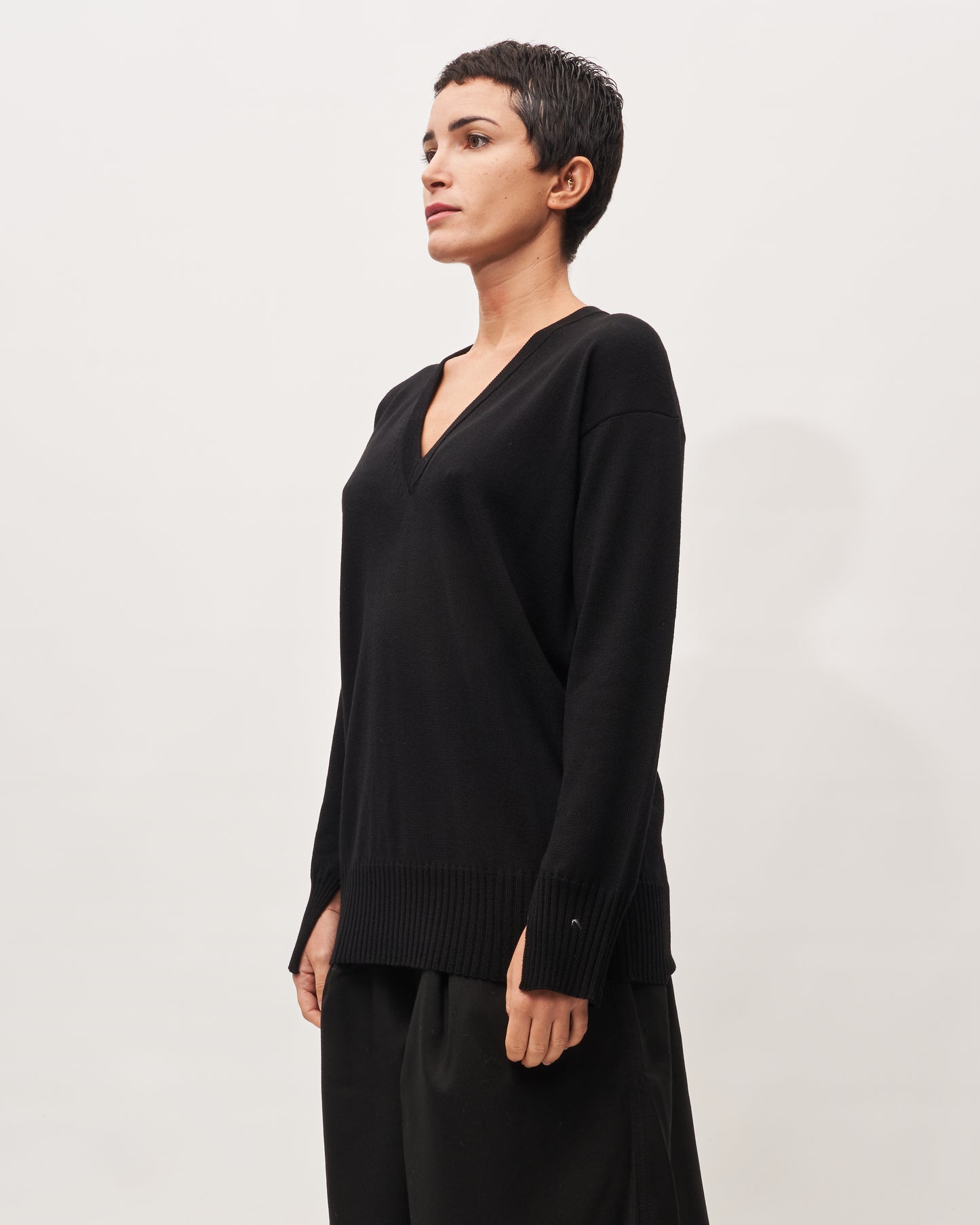 Roberto Collina maglia nera merinos V neck