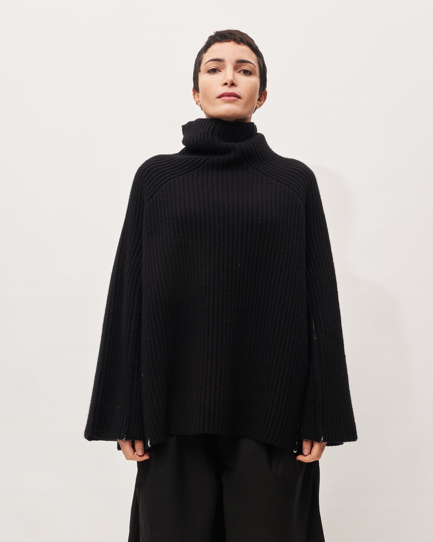 Roberto Collina maglia collo alto nera a coste