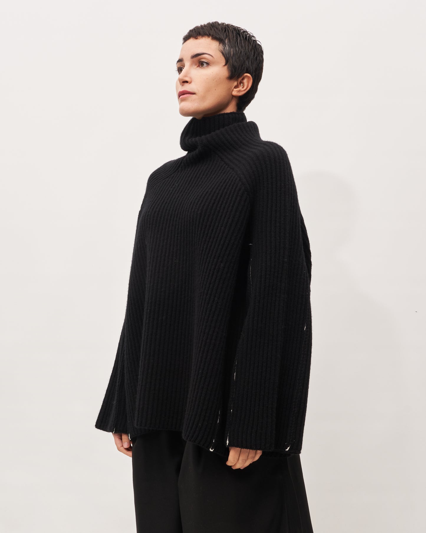 Roberto Collina maglia collo alto nera a coste