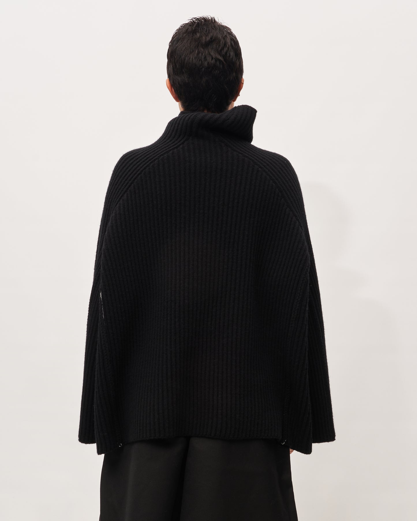 Roberto Collina maglia collo alto nera a coste