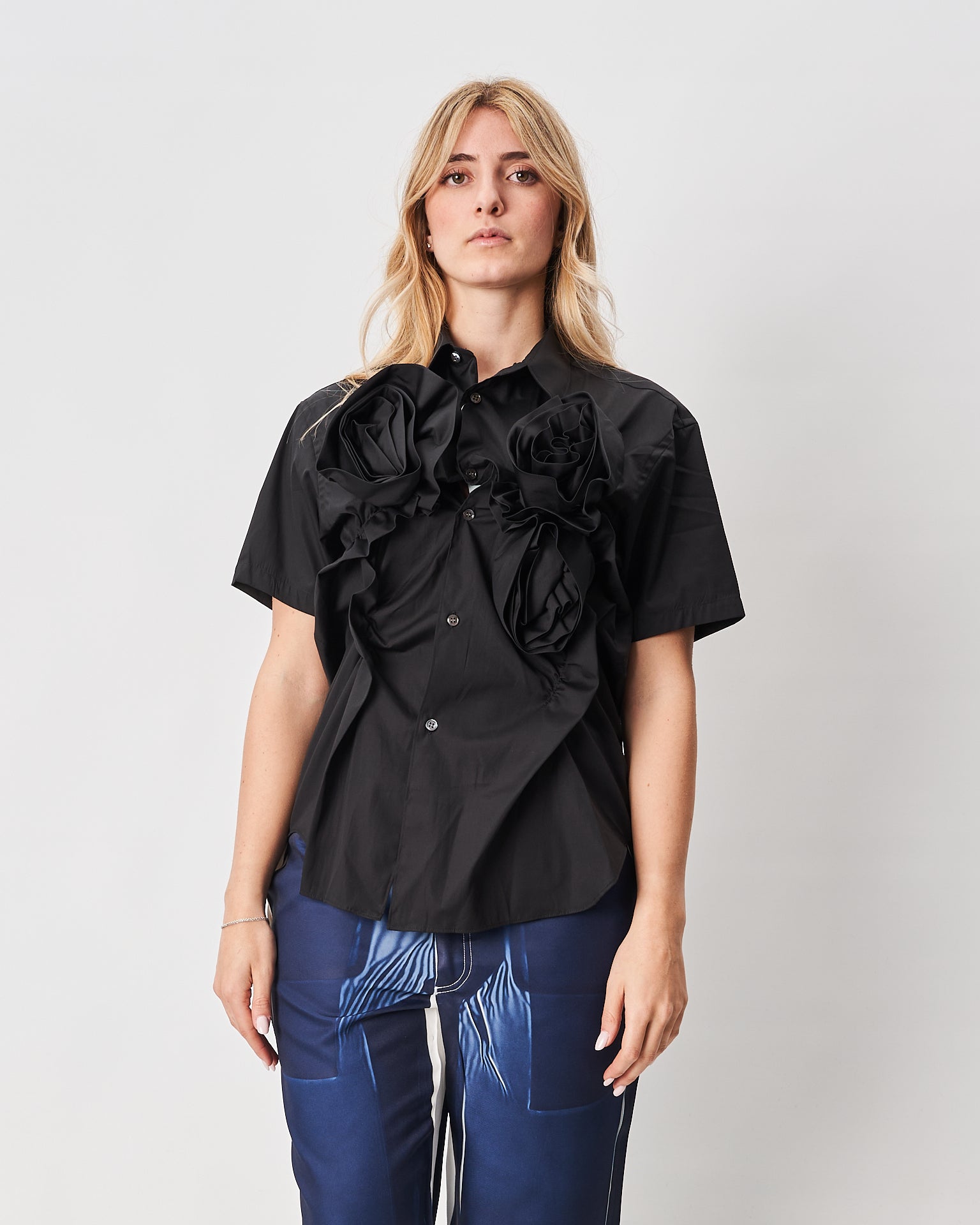 Comme des Garcons camicia nera effetto rose manica corta