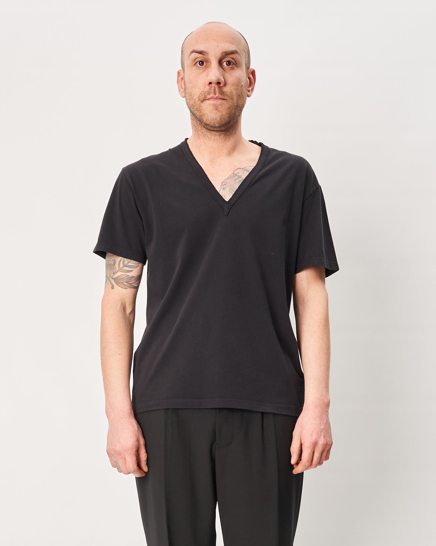 Grifoni t-shirt nera V neck