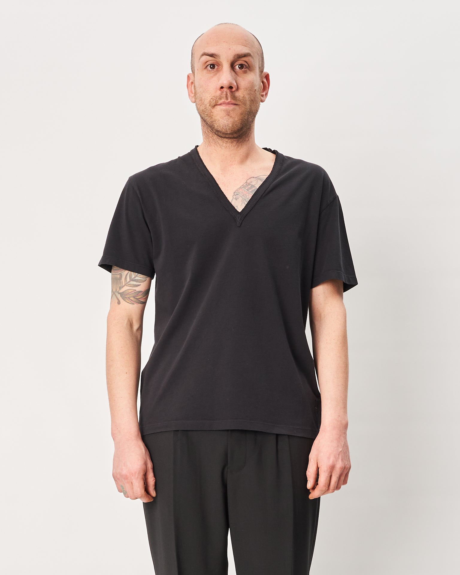 Grifoni t-shirt nera V neck