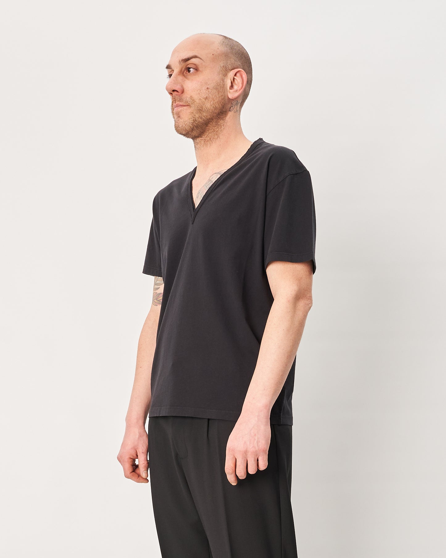 Grifoni t-shirt nera V neck