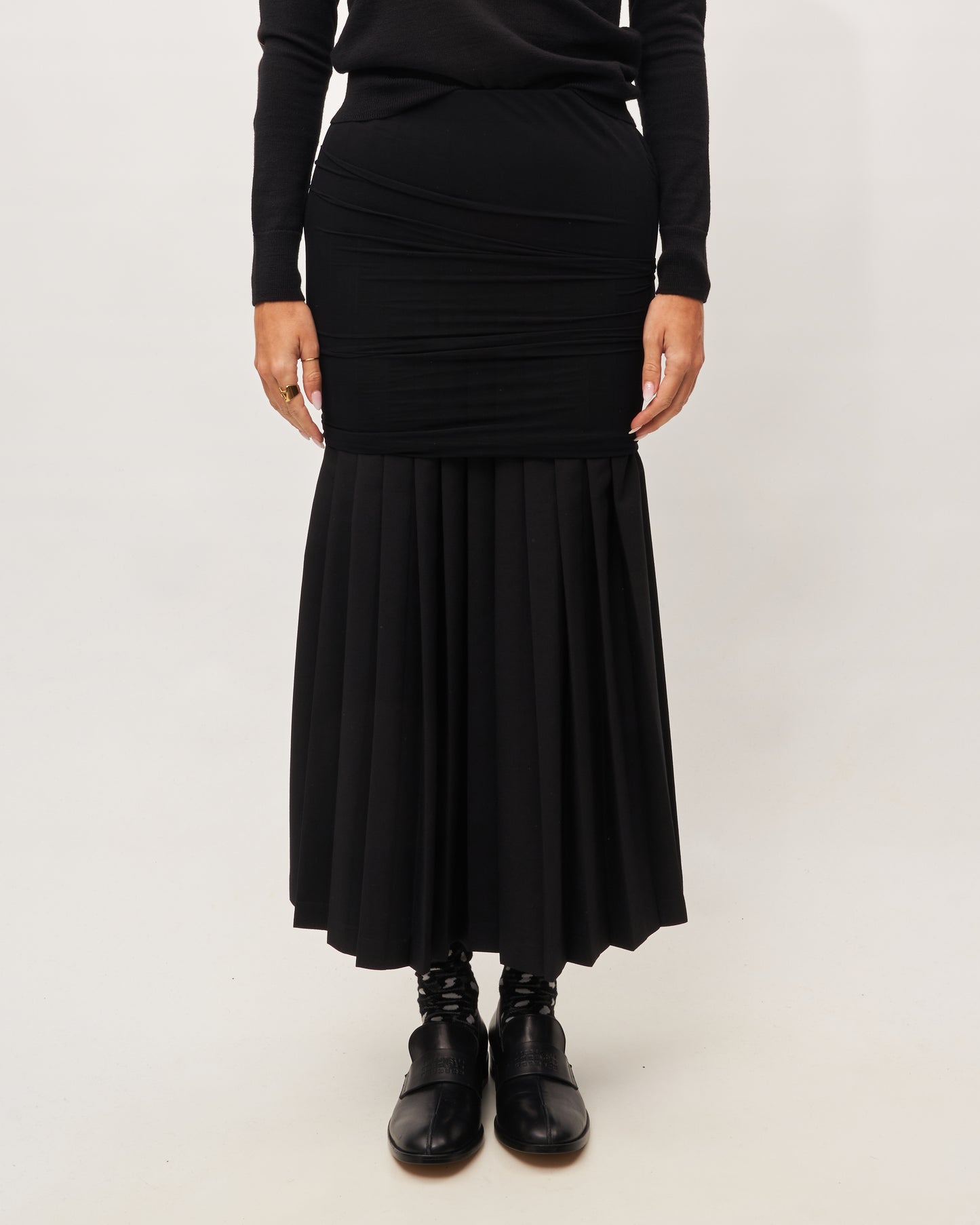 MM6 Margiela gonna nera a pieghe doppiata dal tulle