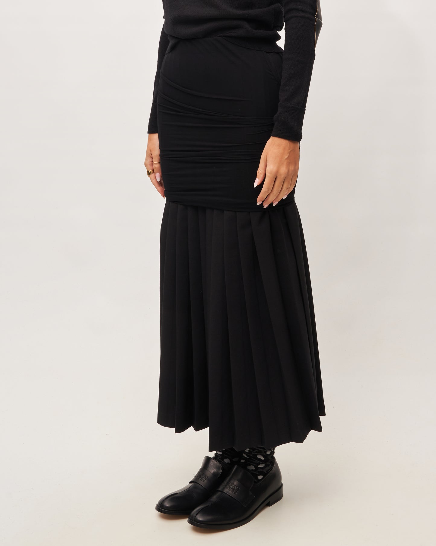 MM6 Margiela gonna nera a pieghe doppiata dal tulle