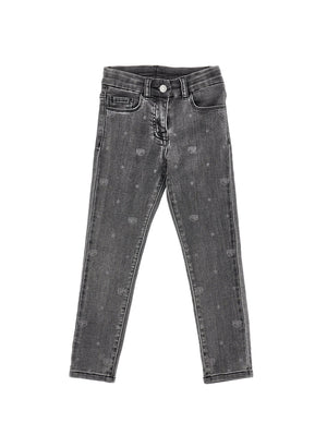 Chiara Ferragni jeans con loghi applicati