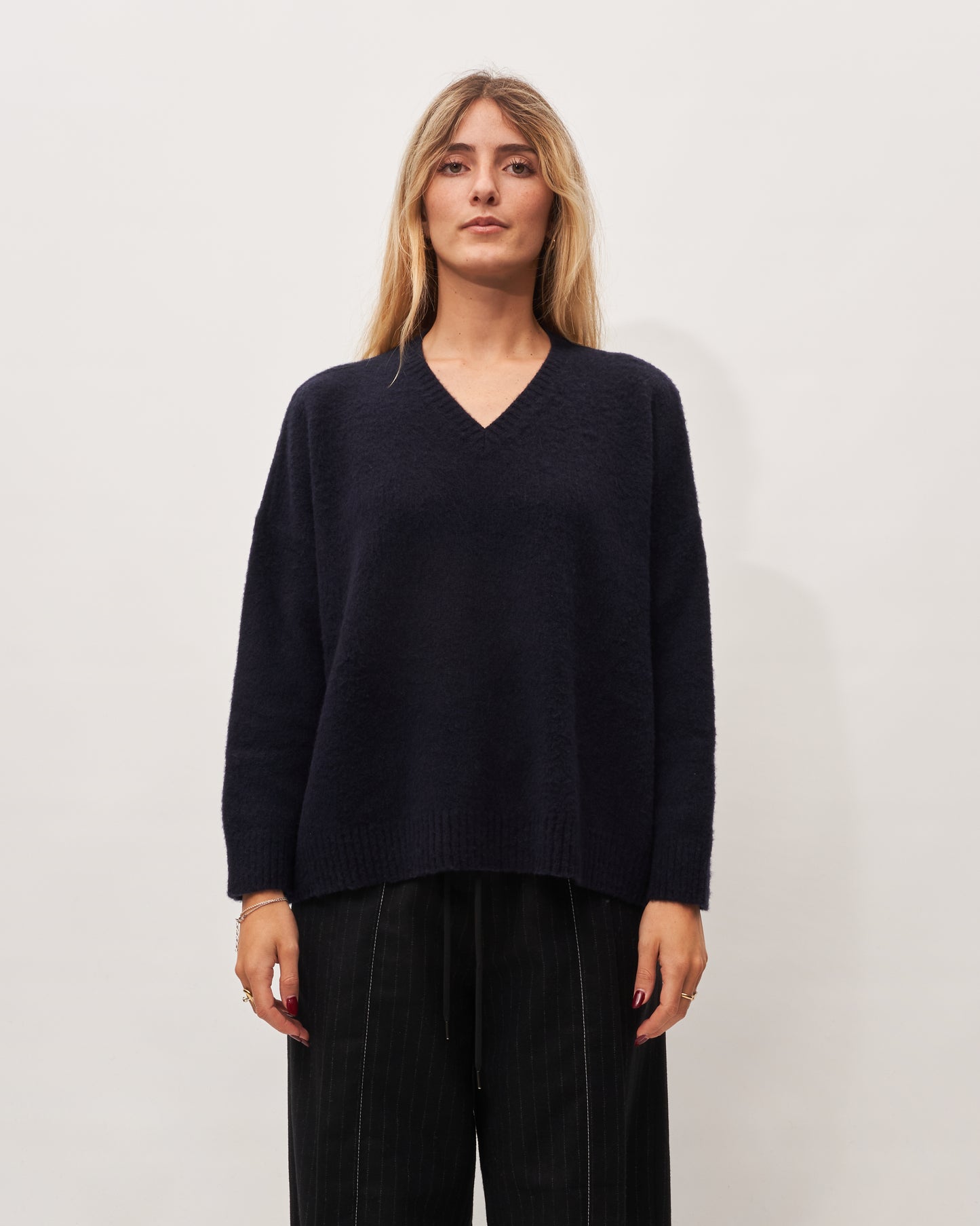 Avant Toi maglia blu V neck effetto nuvola