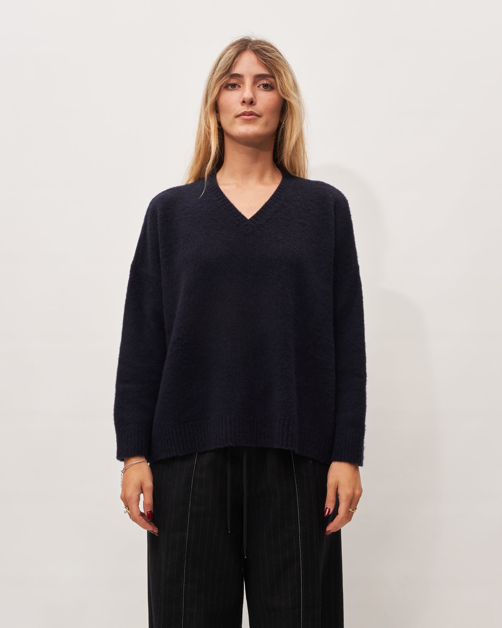 Avant Toi maglia blu V neck effetto nuvola