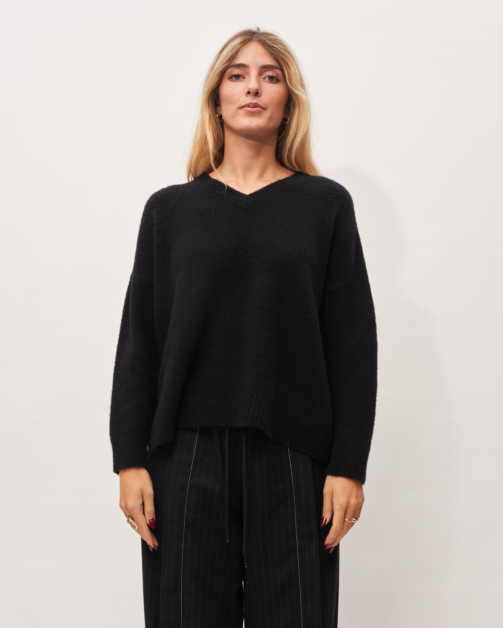 Avant Toi maglia nera V neck effetto nuvola