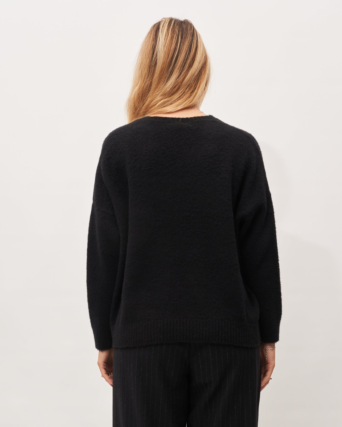 Avant Toi maglia nera V neck effetto nuvola