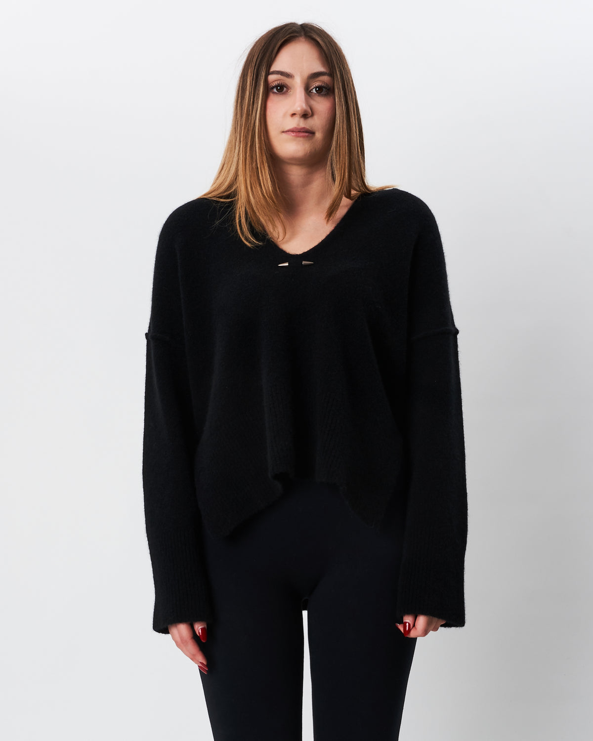 Isabel Benenato polo nera