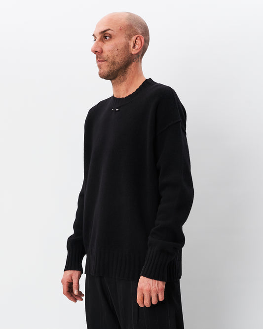 Isabel Benenato maglia nera girocollo