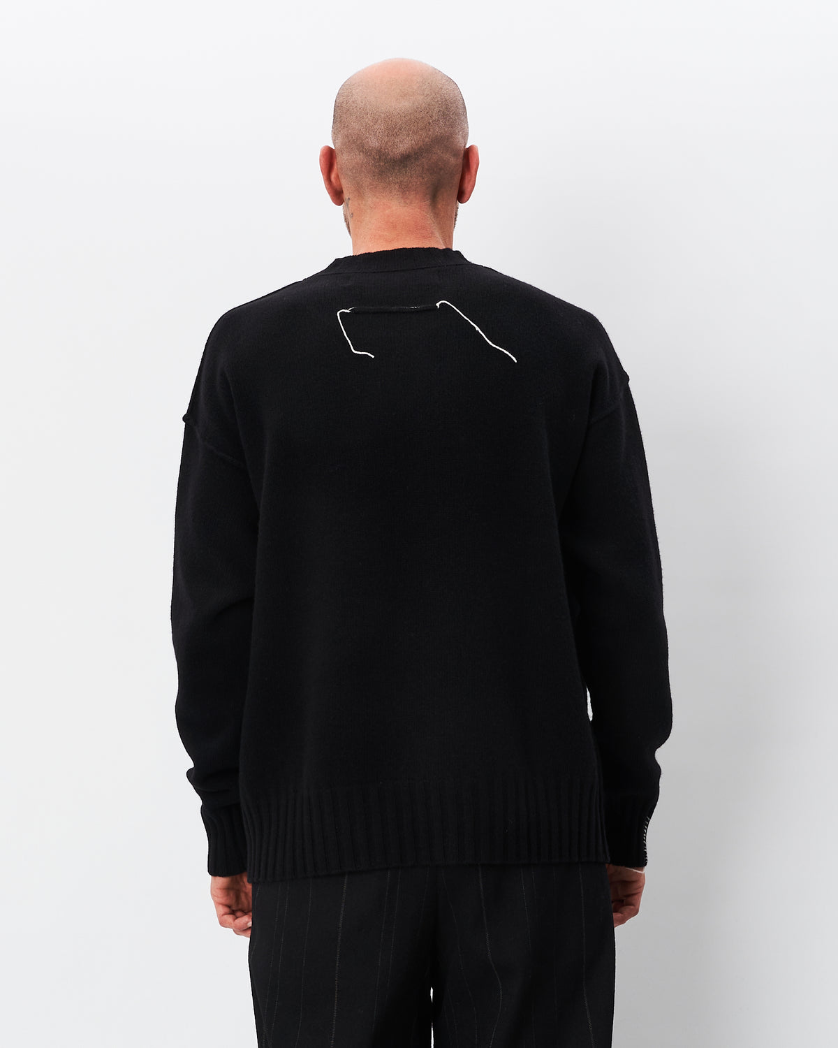 Isabel Benenato maglia nera girocollo