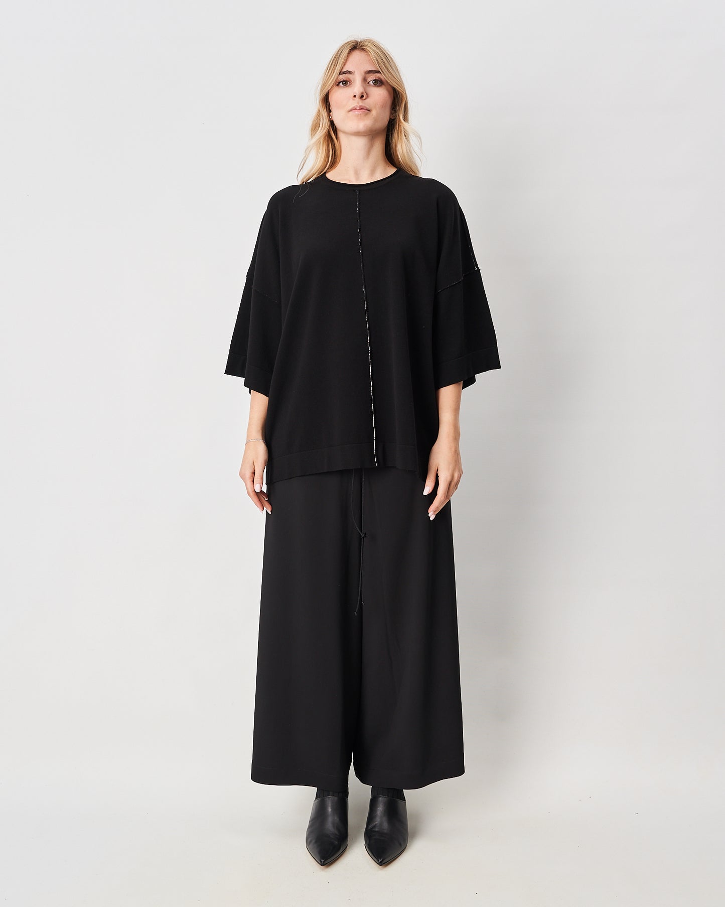 Isabel Benenato maglia nera over