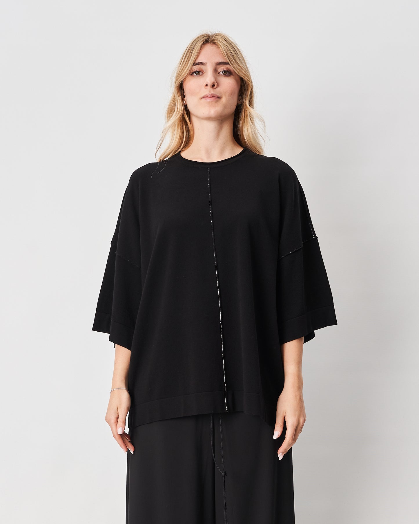 Isabel Benenato maglia nera over