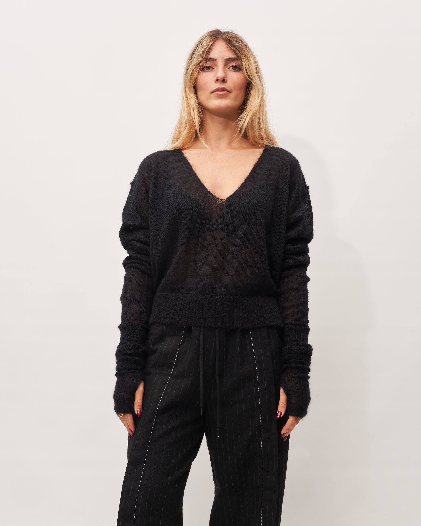 Isabel Benenato maglia nera con manicotti