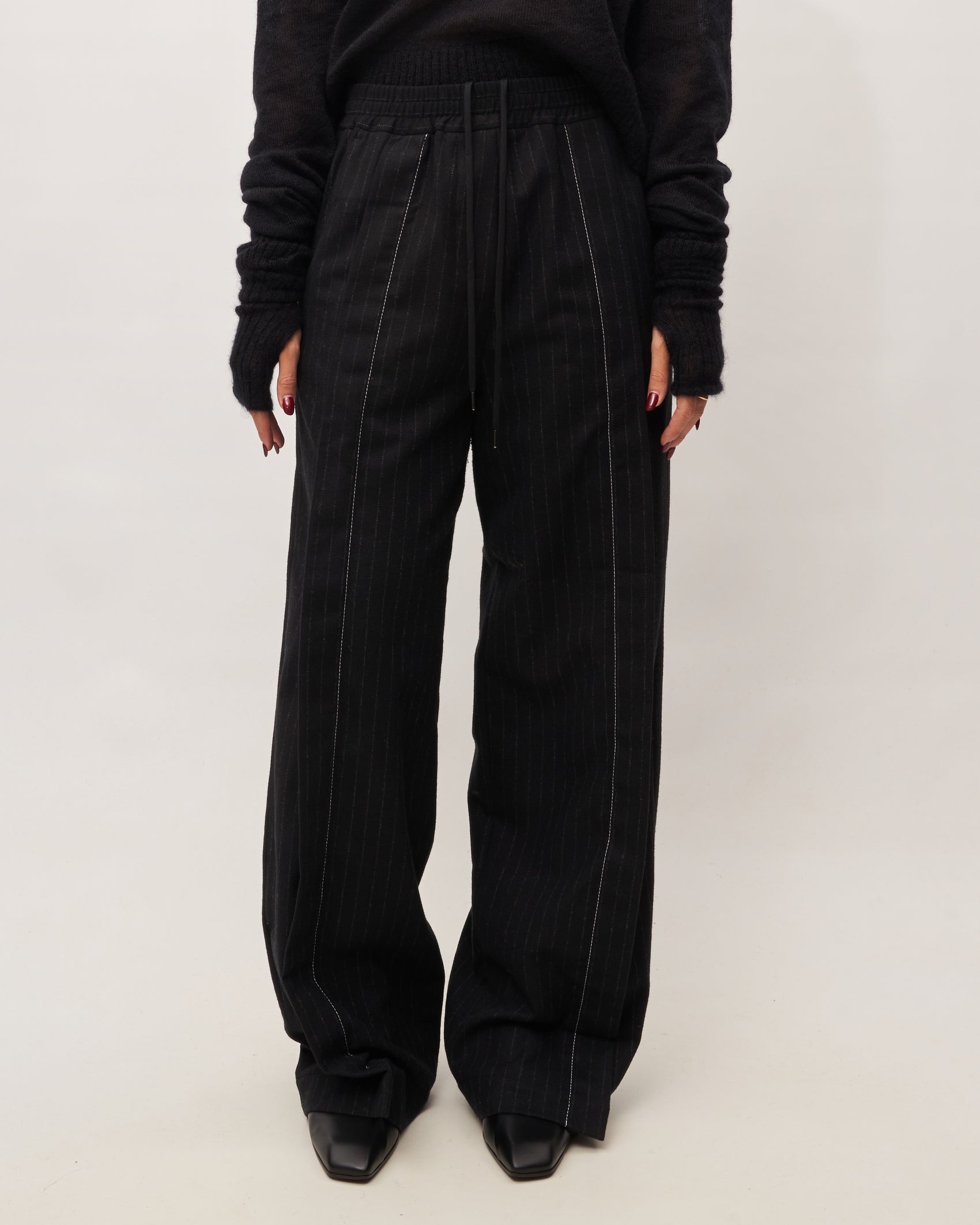 Isabel Benenato pantalone nero over gessato