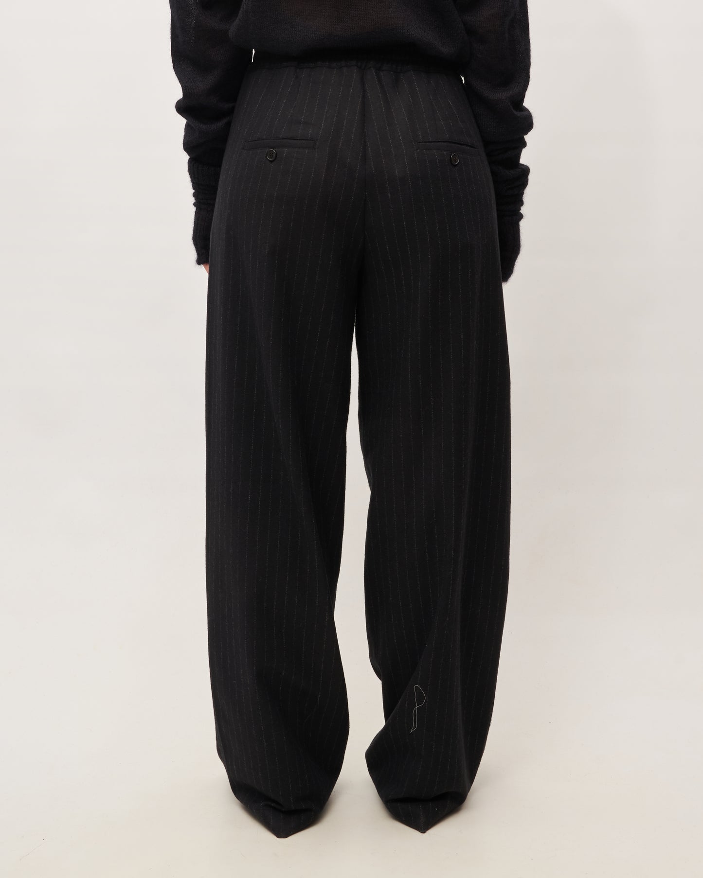 Isabel Benenato pantalone nero over gessato
