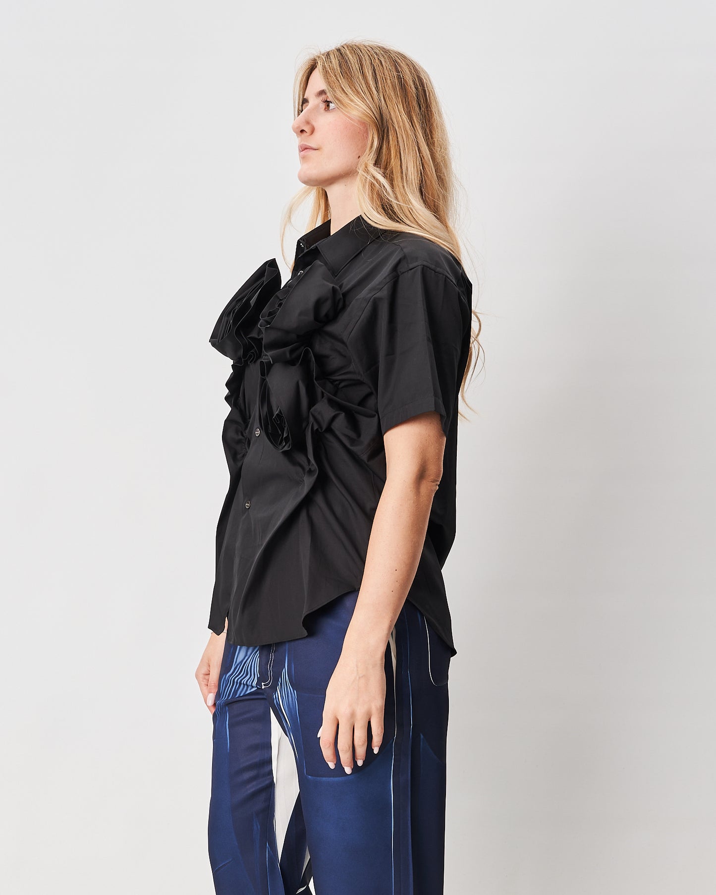 Comme des Garcons camicia nera effetto rose manica corta