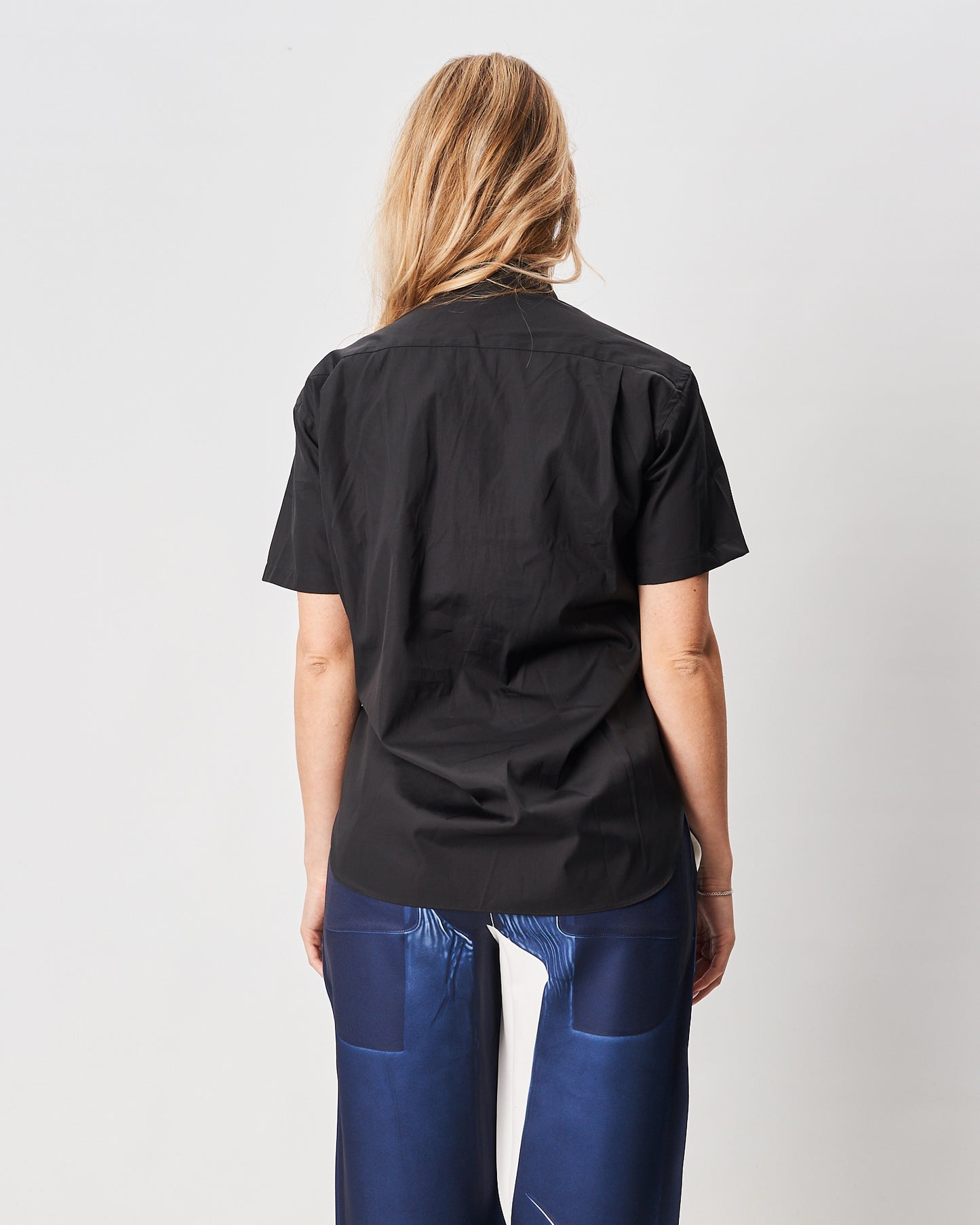 Comme des Garcons camicia nera effetto rose manica corta