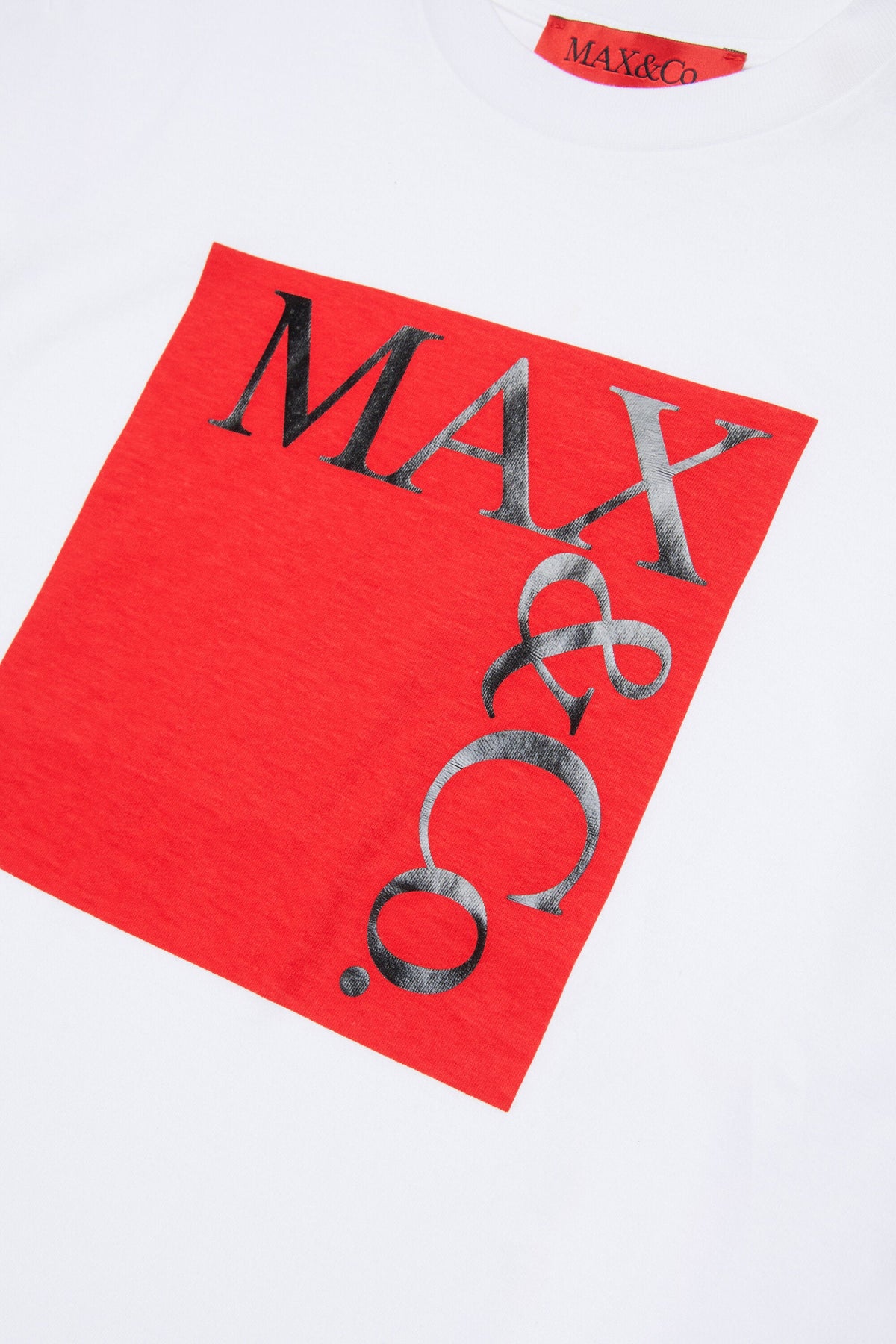 MAX&Co. T-shirt bianca con logo rosso e nero