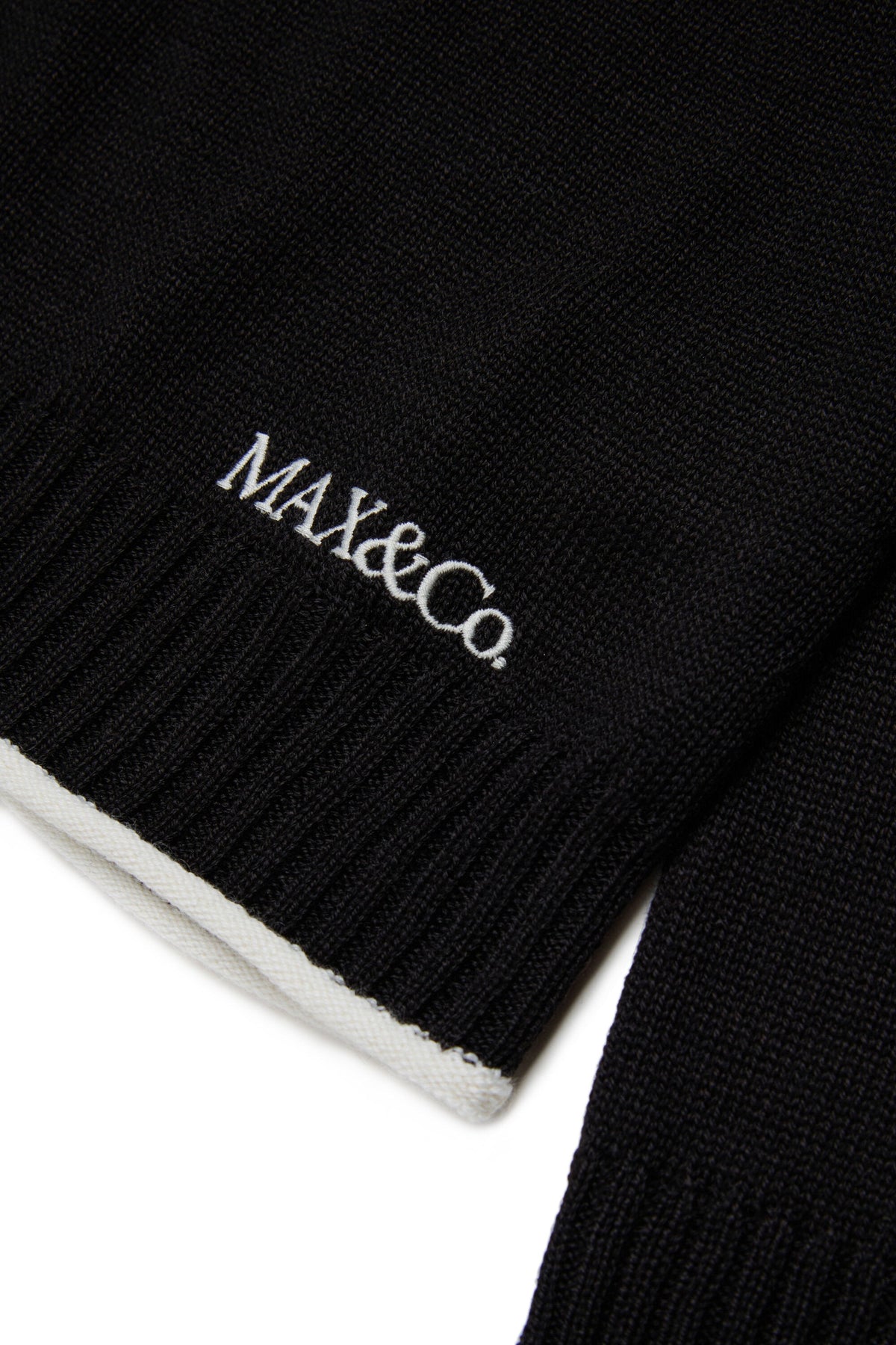 MAX&Co. Dolcevita nero con profili latte e logo