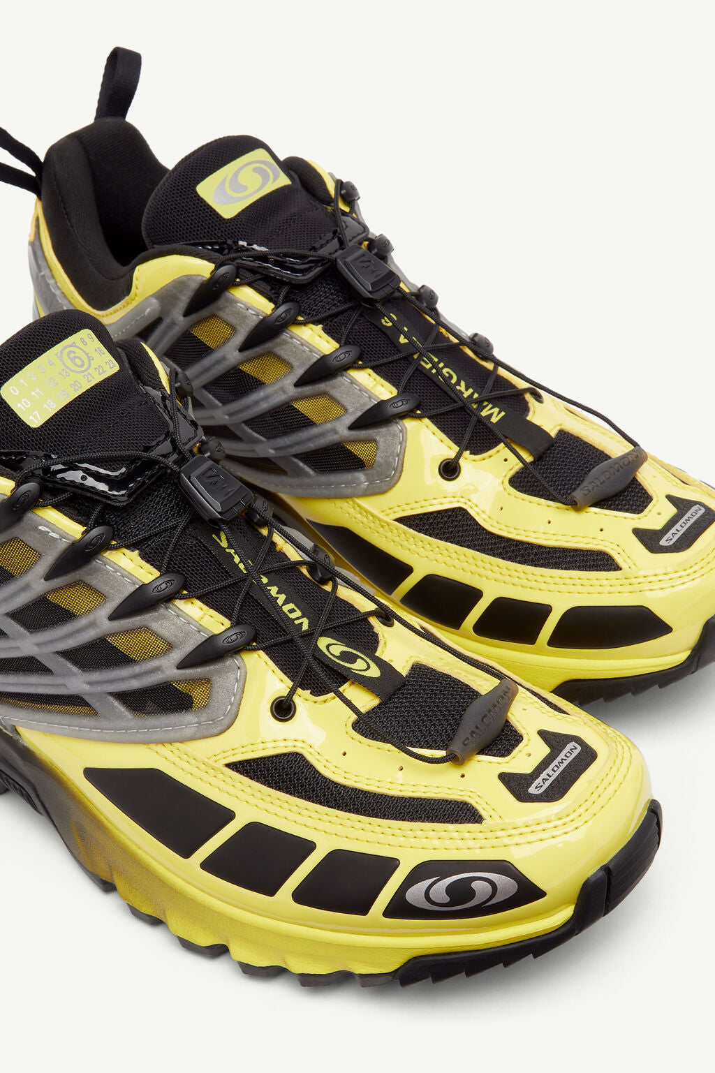 MM6 Margiela con Salomon sneakers gialla